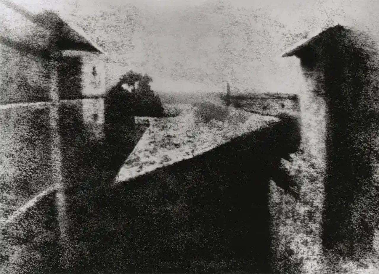 La primera foto: 'Vista desde la ventana en Le Gras' de Nicéphore Niépce