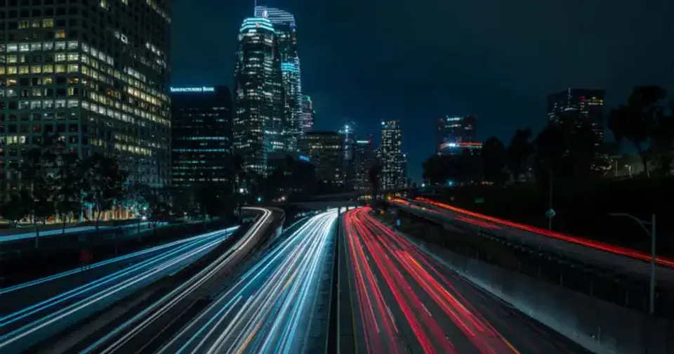 Cómo fotografiar paisajes urbanos con poca luz: el mejor equipo y técnicas.