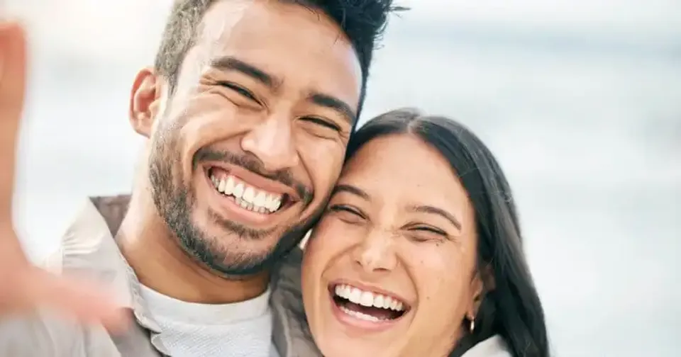 Cómo sonreír para las fotos: 8 consejos para retratos perfectos.