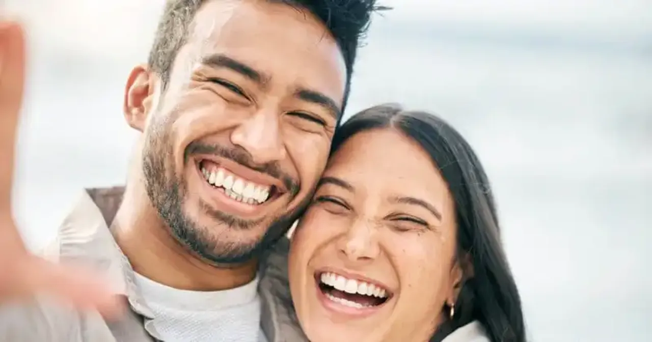 Cómo sonreír para las fotos: 8 consejos para retratos perfectos.