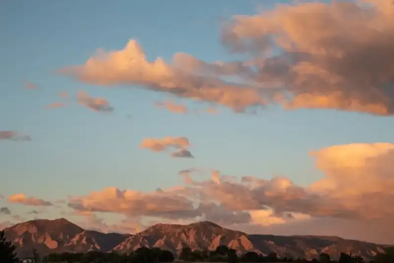 Hora Dorada: Cuando la luz del sol es cálida y las fotos son mágicas.
