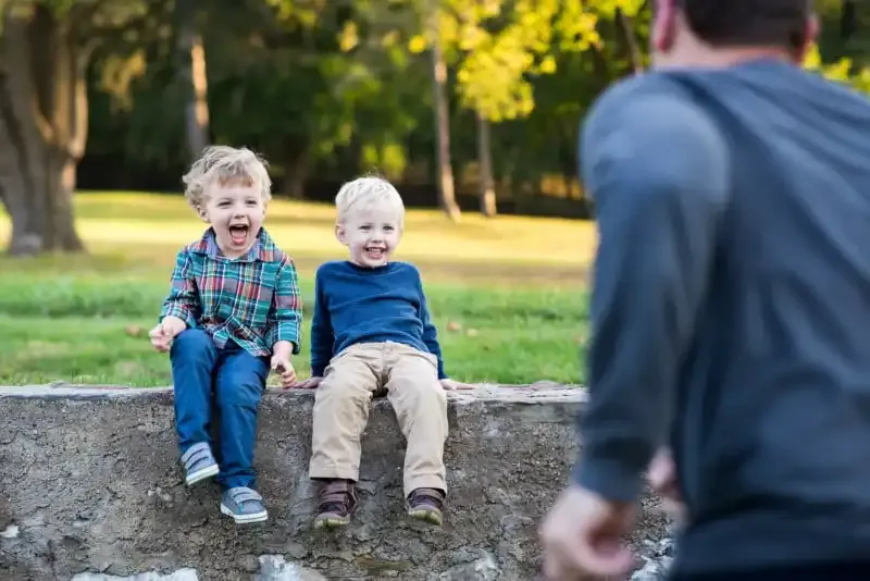 10 consejos para conseguir que los niños sonrían naturalmente en las fotos: Secretos de un profesional.