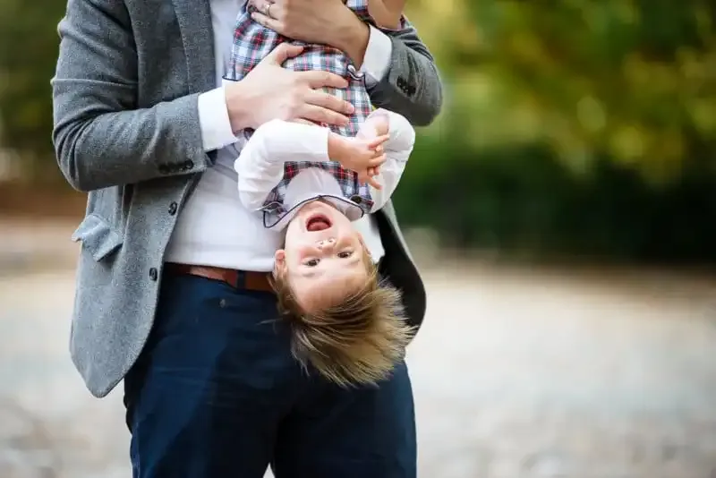 10 consejos para conseguir que los niños sonrían naturalmente en las fotos: Secretos de un profesional.