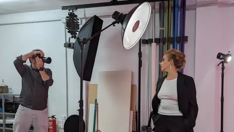 Qué es la iluminación de mariposa y cómo usarla para fotos de retratos